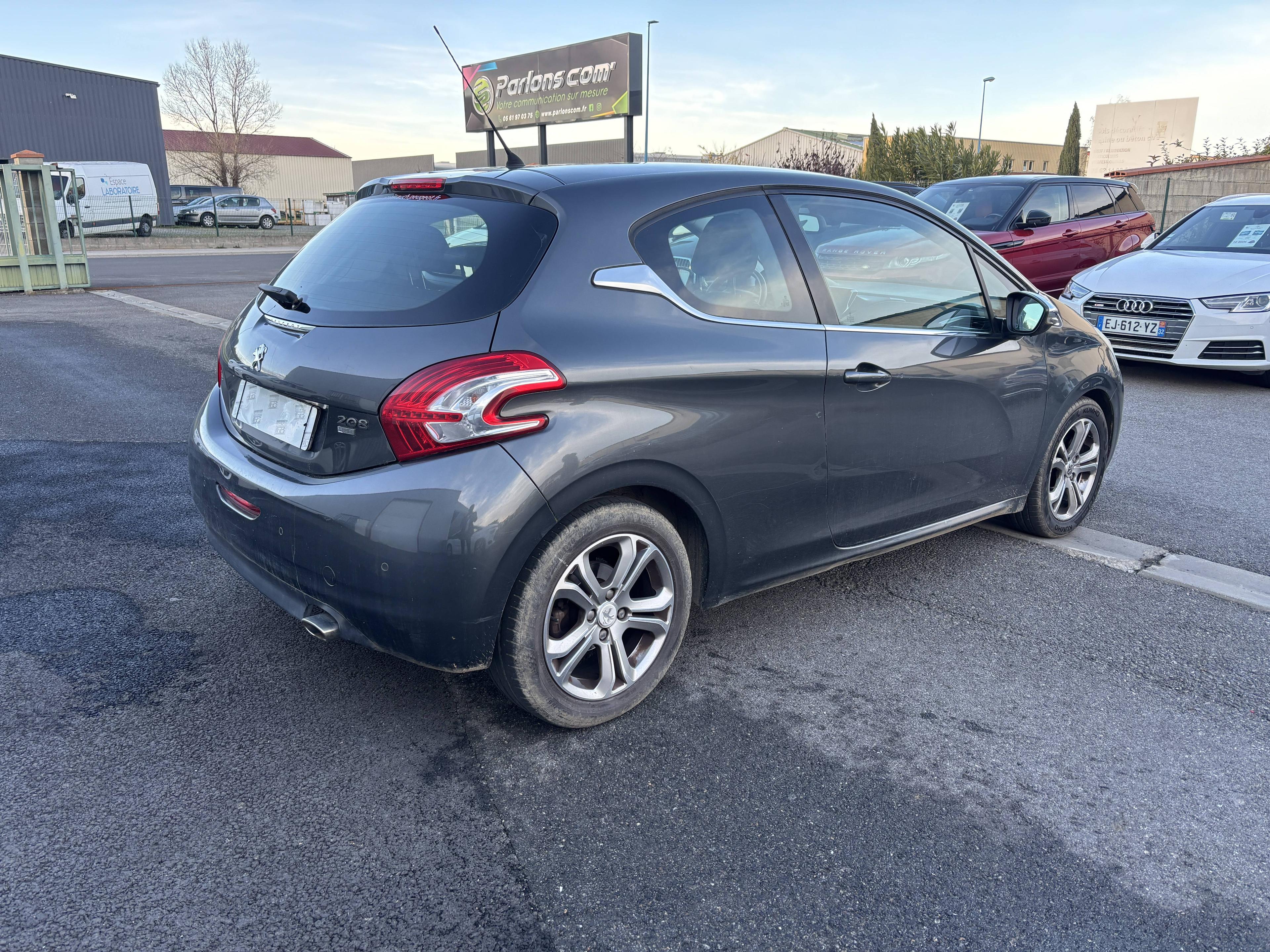 PEUGEOT 208