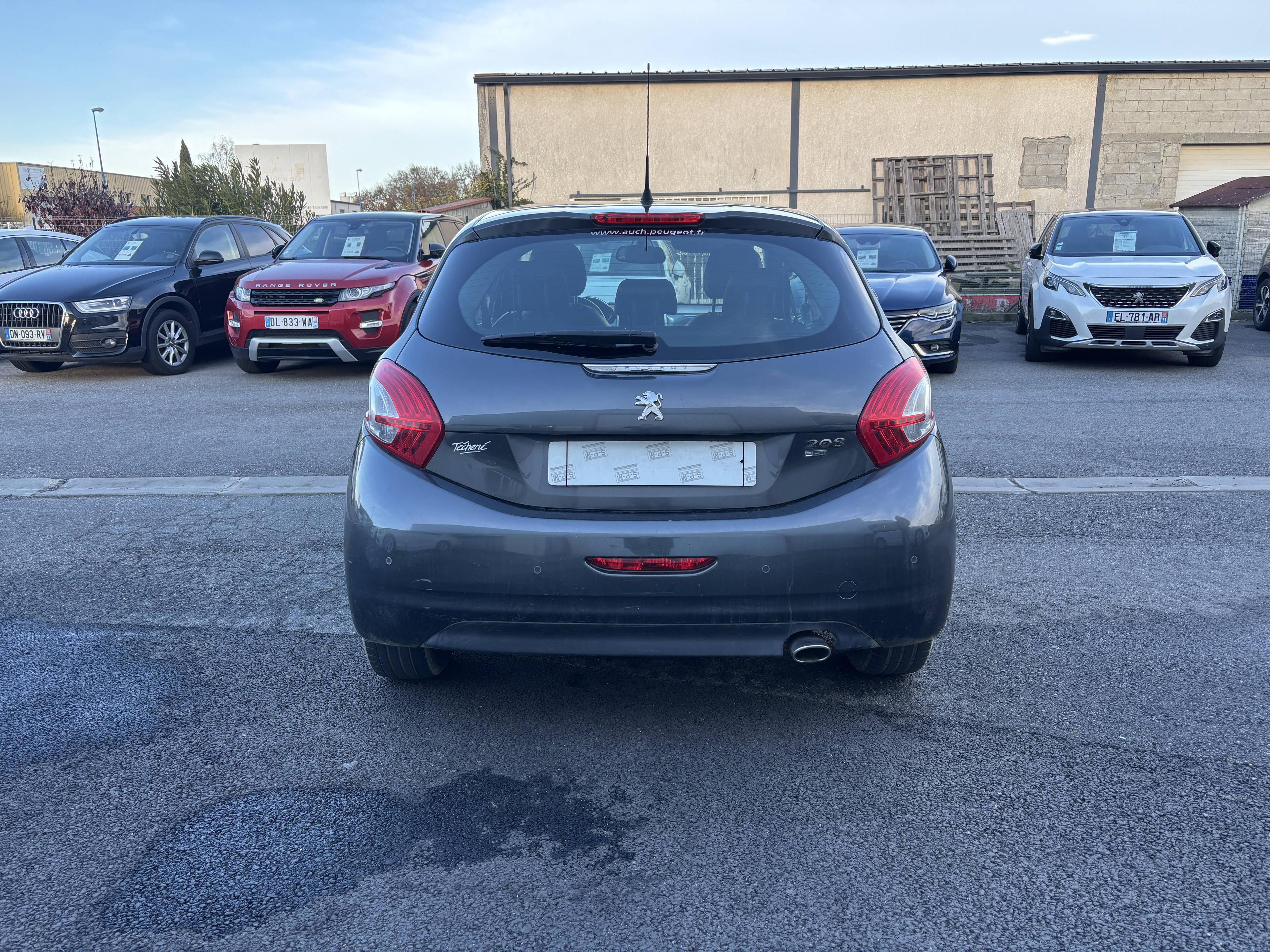 PEUGEOT 208