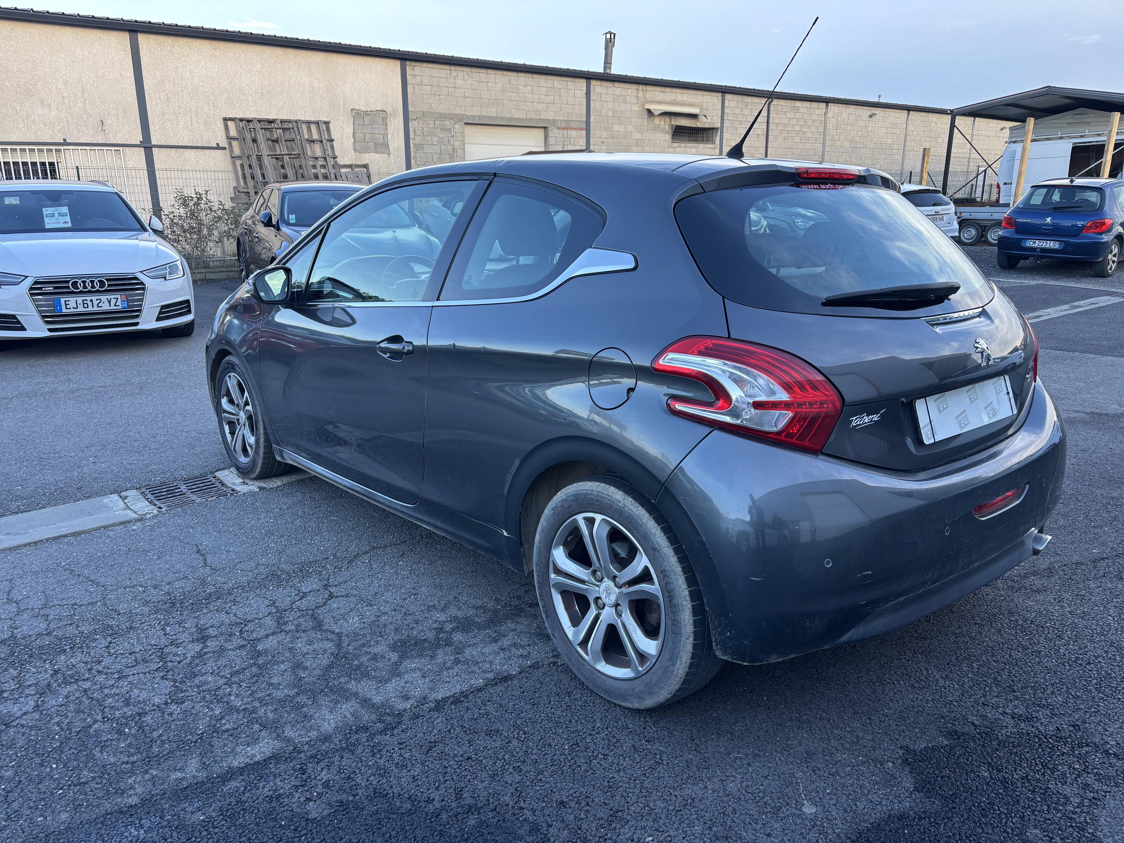 PEUGEOT 208