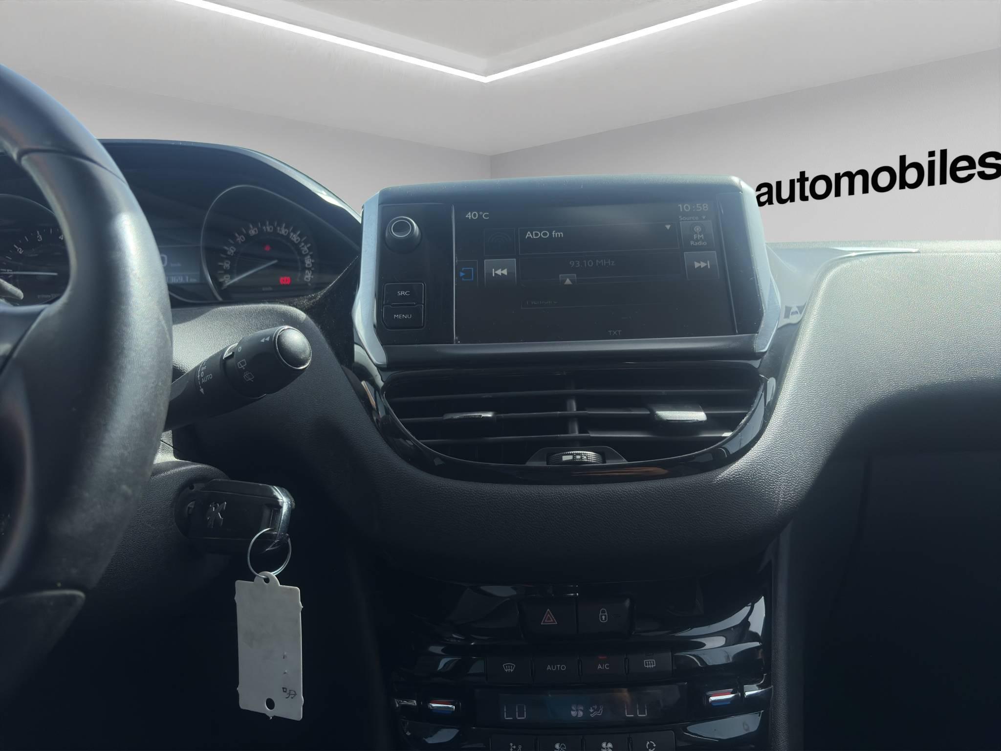 PEUGEOT 208